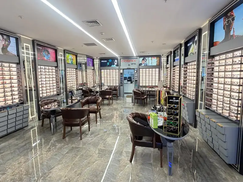 Elegance Optik iç mekân — optik çerçeve reyonu